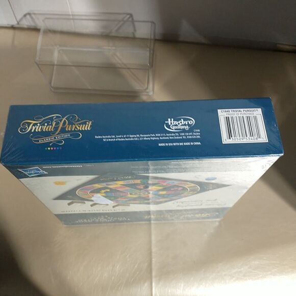 Hasbro Gaming Trivial Pursuit Board Game Classic Edition New Sealed. - Picture 2 of 5